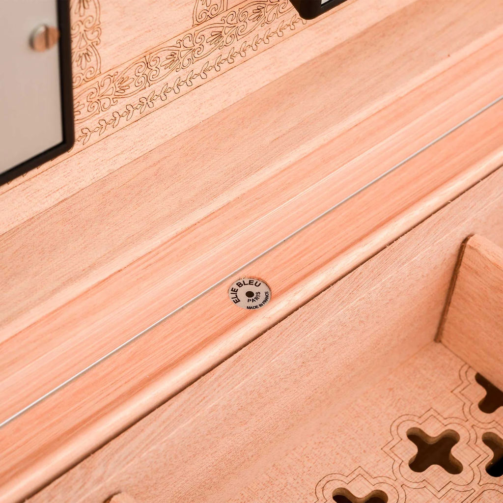 elie-bleu-cienfuegos-humidor-110-cigars-casa-cubana-close-up-2.jpg.webp